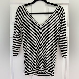 B/W Top with 3/4 length sleeves
